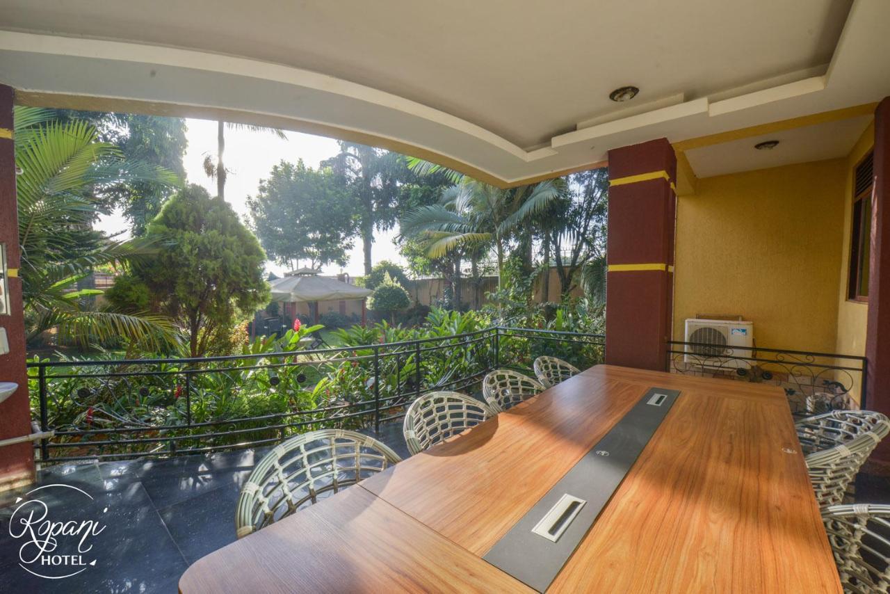 Ropani Hotel Kitende Exterior foto